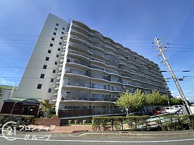外観：緑が多く落ち着いた雰囲気があり、マンションと周辺の雰囲気が調和されて住み心地が良さそうです。