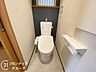 トイレ：快適な毎日をサポートする、温水洗浄機能付きのトイレです。白を基調とした内装は圧迫感がなく、お手入れもスムーズ。暮らしの質を高める設備が整っています。