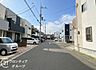 その他：前面道路は幅員が広く、お車の出し入れもスムーズです。閑静な住宅街に位置しているため、小さなお子様がいるご家庭も安心。開放感あふれる住環境で、ゆとりある新生活をスタートしませんか。