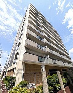 外観:シンプルで洗練されたマンション外観は、住む人のセンスを引き立て、落ち着いた雰囲気を提供します。都会的なデザインが魅力で、住む人に誇りを与える空間です。 外観:シンプルで洗練されたマンション外観は、住む人のセンスを引き立て、落ち着いた雰囲気を提供します。都会的なデザインが魅力で、住む人に誇りを与える空間です。