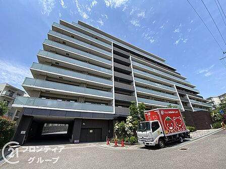 シンプルながらも存在感のあるマンション外観は、住む人を魅了し、日常に特別な時間をもたらします。都会的なデザインが魅力で、住む人に誇りを与える空間です