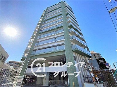 外観:青空に映えるモダンな外観デザインが住まう方の誇りを満たします。周囲の街並みと調和しながらも存在感を放つ佇まいは、まさに都心生活の象徴と呼ぶにふさわしい、洗練された仕上がりです 外観:青空に映えるモダンな外観デザインが住まう方の誇りを満たします。周囲の街並みと調和しながらも存在感を放つ佇まいは、まさに都心生活の象徴と呼ぶにふさわしい、洗練された仕上がりです
