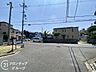その他：ゆったりとした幅員が確保された見通しの良い前面道路と明るい外観ですね！角地ならではの開放感に満ちた心地よい住環境が毎日の暮らしにゆとりをもたらします