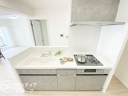 洗練されたデザインと機能性が融合したキッチンは、まさに住まいの主役にふさわしい仕上がりです。上質な素材感がステータスを感じさせ、ゲストを招いてのホームパーティもより一層華やかに彩ってくれます