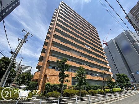 シンプルで洗練されたマンション外観は、住む人のセンスを引き立て、落ち着いた雰囲気を提供します。都会的なデザインが魅力で、住む人に誇りを与える空間です