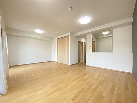 窓から差し込む柔らかな光が室内を明るく包み込むリビングです ナチュラルな色合いのフローリングが温かみを添え、家族全員が自然と集まりたくなるような開放的な空間が広がっており、穏やかな時間を過ごせます