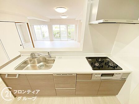 機能的な設備に整えられたシステムキッチンは、まるでおしゃれなカフェのようです。広々としたワークトップでお料理も捗りますし、リビングを見渡せる開放的な設計が家事の時間を楽しくしてくれます