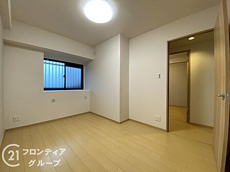 ゆったりとした広さの寝室は、落ち着いた内装が魅力。窓からはやわらかな光が差し込み、心地よい朝を迎えられます。プライベートな時間をしっかり確保できる癒しの空間が整っており、安らぎのひとときを提供します。