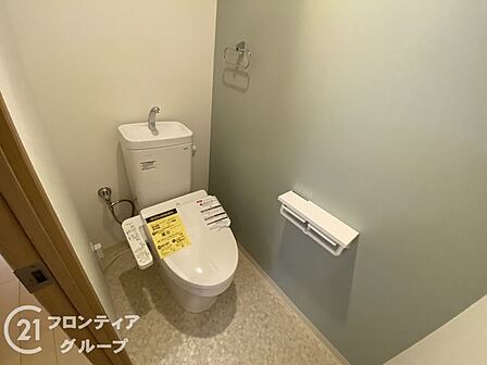 清潔感があり、使いやすさを重視したトイレ。シンプルで機能的なデザインが快適な使用感を提供します。落ち着いた雰囲気の中で、日常的で便利に使用できる空間が整い、毎日の生活をサポートします。