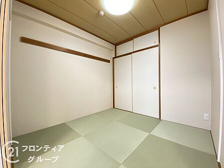 畳の温かみが感じられる和室は、静かな空間で心を落ち着けます。客間としても寝室や趣味の部屋としても利用でき、用途に応じて多彩に活用可能。落ち着いた雰囲気が日々の暮らしに穏やかな魅力を加えます。