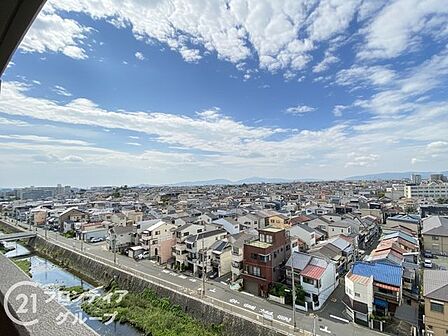 バルコニーからの眺望は視界が開けており、空の広がりや遠くの景色を楽しめる開放的なロケーション。周囲には高い建物が少なく、陽当たりと風通しの良さも魅力。朝夕の時間をゆったりと楽しめる空間です。