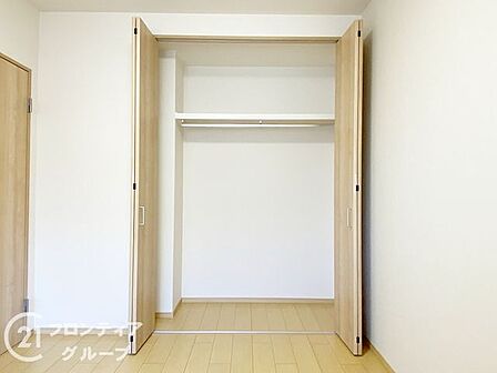 整理整頓が楽しくなる、機能的な収納スペースです。使いやすさを考慮した設計で、日常の片付けがスムーズに行えます。物を探す手間が省け、時間を有効に使える生活を実現します。
