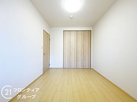 充分な広さの収納を備え、風通しも良く、大変居心地の良い採光良好な洋室は、快適空間。プライベートの時間もゆったりお寛ぎ頂けそうですね!