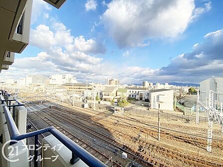 バルコニーからの眺望は、日常の風景を楽しむことができ、心を落ち着かせます