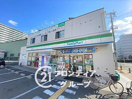 ファミリーマート堺山本町店 徒歩6分。 450m
