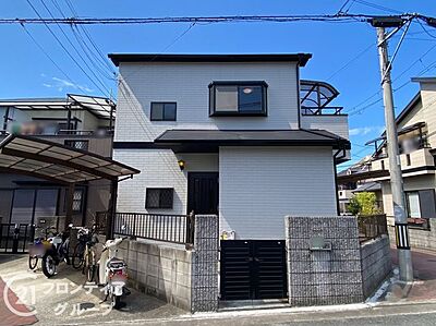 外観:落ち着いた住宅街に馴染むシンプルで飽きのこないデザインですね!周囲の視線も気になりにくい配置で、家族だけのプライベートな時間を大切に過ごせそうな雰囲気を感じますね! 外観:落ち着いた住宅街に馴染むシンプルで飽きのこないデザインですね!周囲の視線も気になりにくい配置で、家族だけのプライベートな時間を大切に過ごせそうな雰囲気を感じますね!