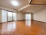 リビング/ダイニング：大きな開口部からたっぷりの自然光が差し込む明るく開放感あふれる広々としたリビング！家族みんなが自然と集まり笑顔あふれる豊かな団らんの時間を育むことができます