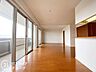 リビング/ダイニング：明るい日差しがさすリビングは、家族の憩い空間。お庭を眺めながら、毎日話が弾みそうですね