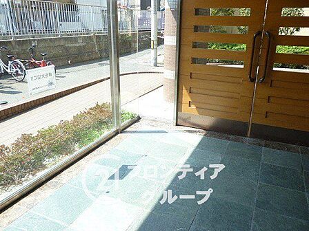 綺麗に整備された路面と木調のフェンスが優しく調和する落ち着いた共有スペースですね！開放感がありながらもプライベート感が守られた空間が住まう方の快適な暮らしを支えます
