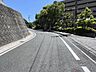 外観：南側から北側に向かって撮影した前面道路です。