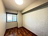 洋室：【private room】リビングから離れた玄関側のお部屋。収納付きで、落ち着いたプライベート空間です♪