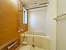 浴室：【bath room】浴室です。窓があり明るく、換気対策もバッチリです。※AIにて家具等消しています。
