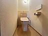 トイレ：【toilet】ウォシュレット機能付きトイレです♪タオルリングやペーパーホルダーも完備です♪※AIにて家具等消しています。