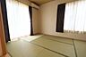 室内：【japanese-style room】リビングに隣接した6帖の和室。2面採光で、暖かな陽の光が差し込みます。お子様のお昼寝や客間としても使用できますね^^