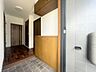 玄関：【Entrance】天井まである収納でご家族の履物がスッキリ片付く玄関です。いつでも気持ち良くご家族を迎えれます。