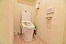 トイレ：白を基調としたウォシュレットトイレは清潔感あるプライベート空間を演出します。