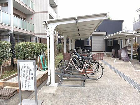 管理の行き届いた駐輪場は屋根付きで雨の日も安心です。