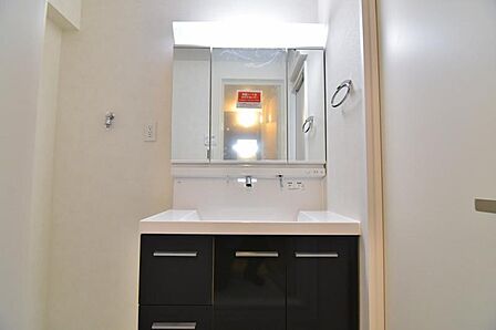 清潔感と機能性を備え一日の始まりと終わりを心地よく演出してくれるパウダールームです。