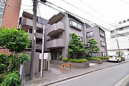 角部屋 二面以上から陽光がふりそそぎ、明るい角住戸。開口部が多いため風も吹抜けます。さらに隣接する住戸は片側のみのため、プライバシー性にも優れます。