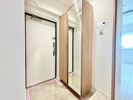 一日の始まりと終わりはこちらの玄関から。今後ご家族の「行ってきます」「ただいま」が行き交う空間となるでしょう。