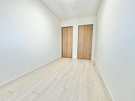 日々の疲れを癒してくれる主寝室。自由度が高いので家具のレイアウトでお好みの空間を創りだせます。