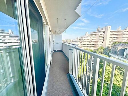 風通しのよいバルコニー。お洗濯物も乾かしやすいですね。