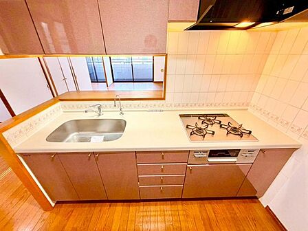シンプルで使いやすい設計のキッチン。毎日の料理が快適に。