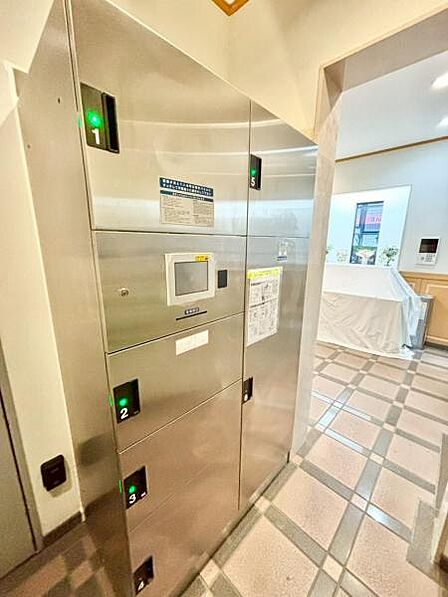 不在時にも荷物を受け取れる宅配ボックスを完備。