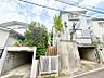 外観：ゆとりあるアプローチが迎える、落ち着いた住まい。