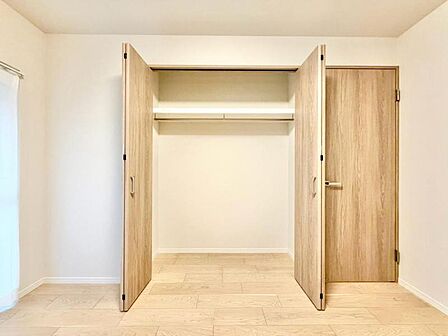 収納はハンガーパイプがあり、すっきりとした収納が可能です。 普段使わないものなども収納が可能です。 