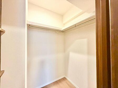 大きなウォークインクローゼットは、ママのたくさんのバッグや、お年頃のお嬢様のお洋服、ご子息様の趣味の道具やパパのビシッとしたスーツをしまってもまだまだ余裕たっぷりです。