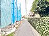 外観：お住まいの前を通るのはご近所さんだけの閑静な私道です。静かな住環境でお過ごし頂けます。（2026年9月撮影）