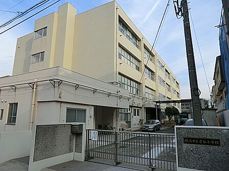 横浜市立岸谷小学校　910ｍ