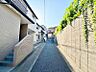 外観：前面道路は整備されており、落ち着いた住宅街に位置しています。