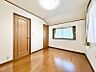 室内：一日の疲れを取る主寝室は大型のベッドも配置が可能です。 窓から注がれる光で家族とのコミュニケーションも明るくなりそうです。