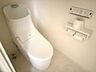トイレ：白で統一された清潔感のあるトイレです。