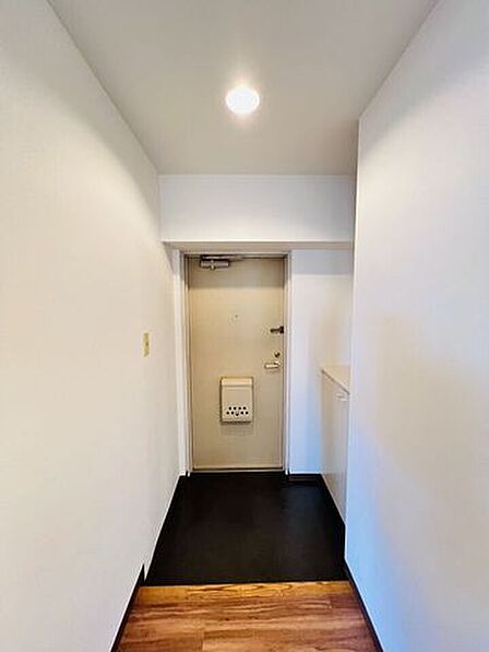 白を基調とした、明るく開放感のある玄関スペースです。トールサイズのシューズボックスを備えており、家族の靴もスッキリと収納可能。来客時も好印象を与える清潔な空間です。