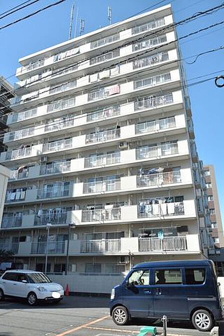 青空に映える白を基調とした、清潔感あふれるマンション外観。南向きで陽当たりに恵まれ、開放感のあるバルコニーが快適な暮らしを演出します。落ち着いた住環境で、心地よい新生活をスタートしませんか。