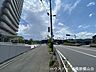 外観：敷地内は植栽が整備され、前面道路は幅広く、お車の出し入れや歩行もスムーズです。