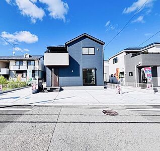 外観:シックなネイビーの外壁が映えるスタイリッシュな外観デザイン。前面道路からの出し入れもしやすく、毎日のドライブやお出かけも快適に行えます。 外観:シックなネイビーの外壁が映えるスタイリッシュな外観デザイン。前面道路からの出し入れもしやすく、毎日のドライブやお出かけも快適に行えます。